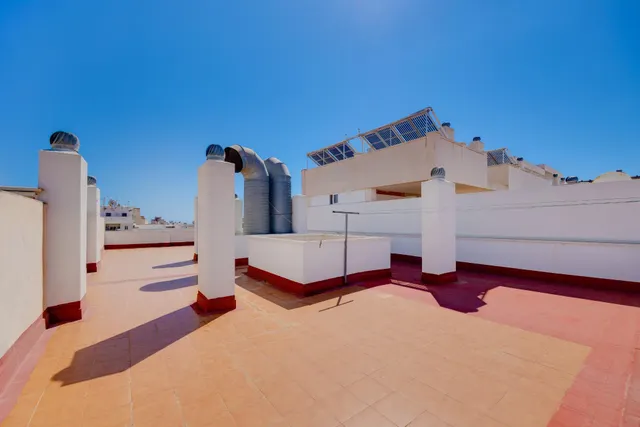 APARTAMENTO DE DOS DORMITORIOS CON VISTAS A LA LAGUNA ROSA Y CON PISCINA COMUNITARIA — 32