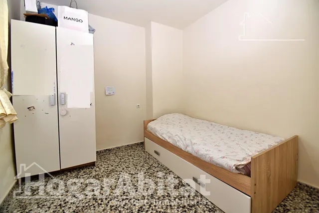 Amplitud y luz mediterránea en este piso totalmente reformado con terraza en Oliva — 25
