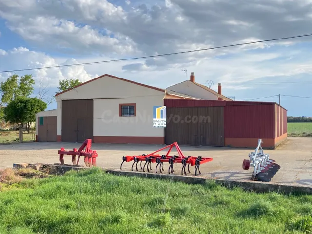 ¡GRAN OPORTUNIDAD DE NEGOCIO! CASA, 2 NAVES Y ALMACÉN A LA V - foto 2