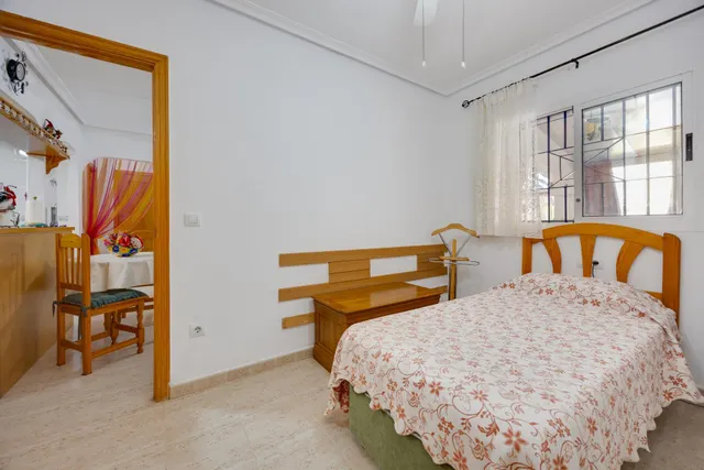 Bungalow de 2 dormitorios y piscina comunitaria en Orihuela Costa — 26
