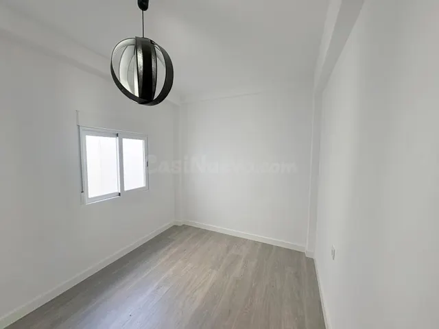 Piso reformado con terraza y vistas despejadas en ubicación  - foto 5