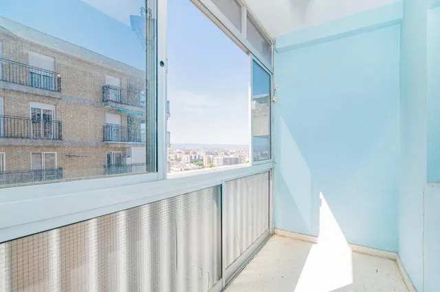Piso exterior en zona cervantes, Granada, 8ª planta, muy luminoso, 87 m2, 3 dormitorios, vistas despejadas. — 32