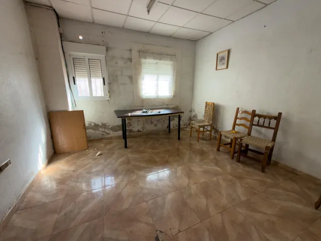 Edificio completo en venta en el centro de Cox – 380 m2 construidos, local + 3 viviendas — 17