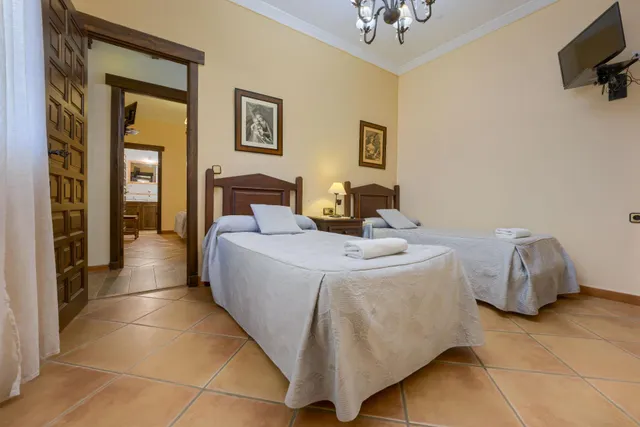 Espectacular chalet con piscina de diseño, jardín de 2.000 m2 y 4 dormitorios con baño propio — 24