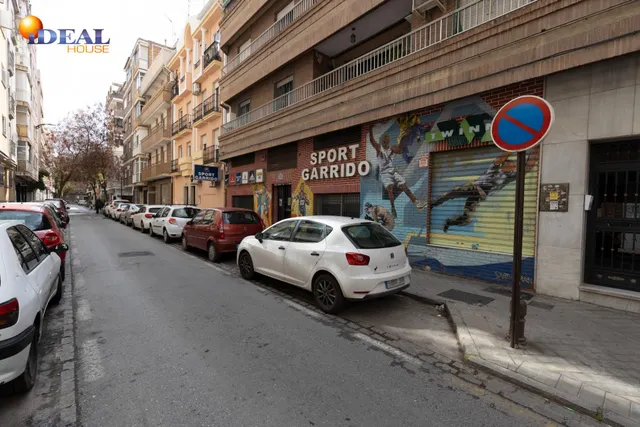 Amplio local comercial en una de las zonas más consolidadas de Granada con salida a dos calles — 25