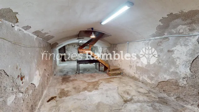 Casa de poble al centre de La Pobla de Claramunt amb molt potencial — 17