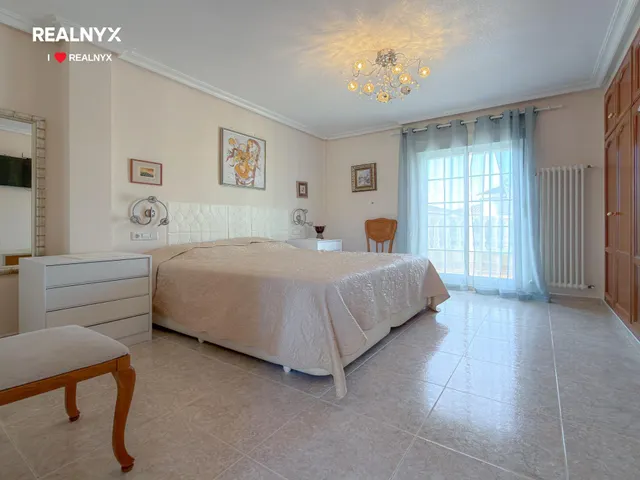 Orihuela Costa! Impresionante Villa Mediterranea con generosa parcela y amplias terrazas + Solarium privado con vistas panorámicas y piscina privada — 41