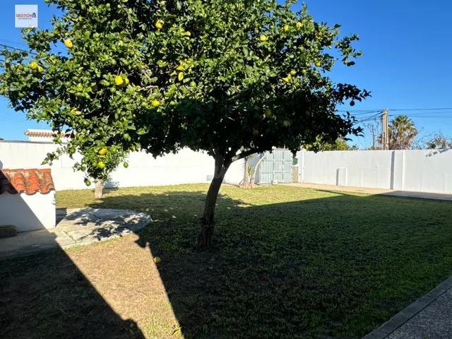 Casa de una sola planta con jardín en Rompeserones - foto 4
