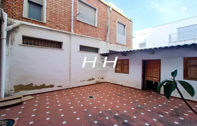 Amplio local con terraza en zona centro. / HH Asesores, Inmobiliaria en Burjassot / — 12
