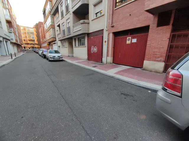 Plaza de garaje coche mediano en zona Delicias — 14