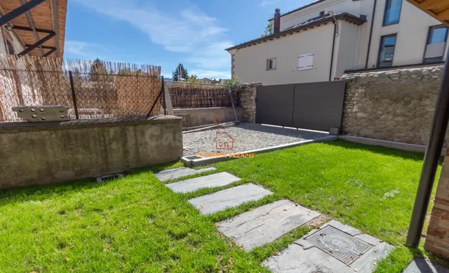 céntrica casa con jardín - foto 4