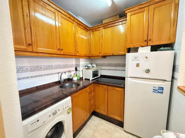 Apartamento en esquina de 2 dormitorios a 500 m de las piscinas naturales en Torrevieja!!! — 23