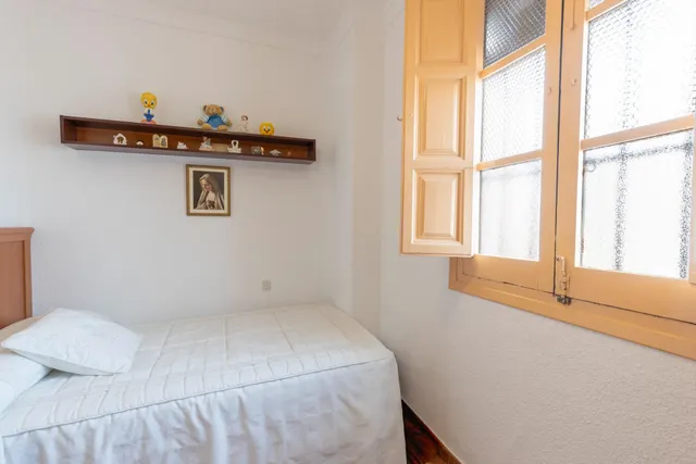 Oportunidad única en pleno corazón de Granada: luminosidad, ubicación y un enorme potencial de transformación — 26