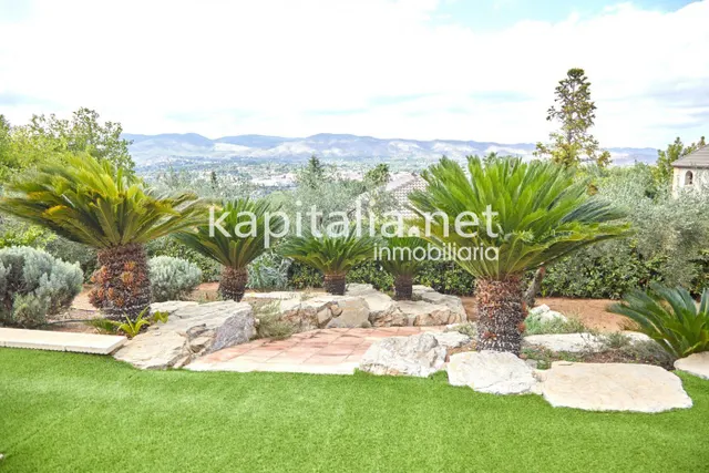 Chalet a la venta en Valencia — 28