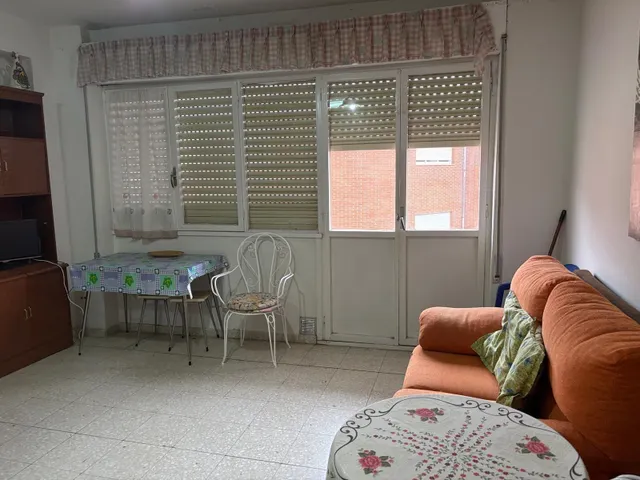 Se vende apartamento en Valencia de Don Juan, amueblado, cocina americana, terraza, 2 amplias habitaciones, baño, 3º sin ascensor. — 11