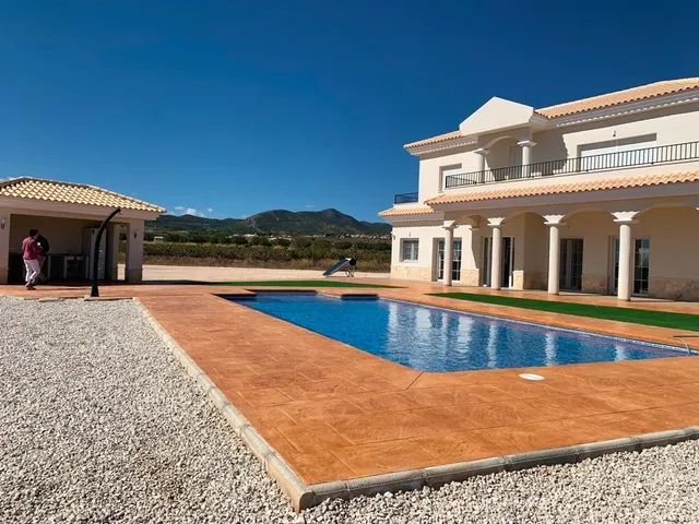 VILLAS DE OBRA NUEVA EN PINOSO — 2