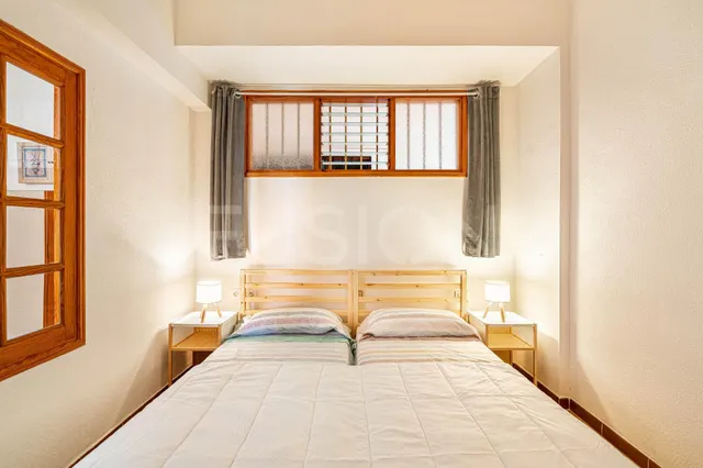 Piso con dormitorio independiente, cocina reformada y zona de piscina cerca de la playa — 9