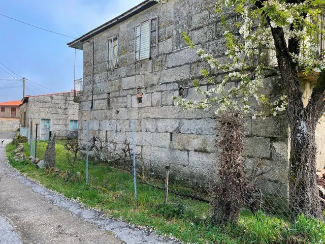 CASA DE PIEDRA CON TERRENO PARA REHABILITAR