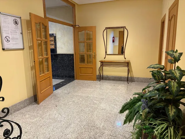 Se vende apartametamento seminuevo en el centro de Valencia de Don Juan, amueblado y equipado, cocina, salón, 2 hab., baño, aseo, ascensor, trastero y plaza de garaje — 18