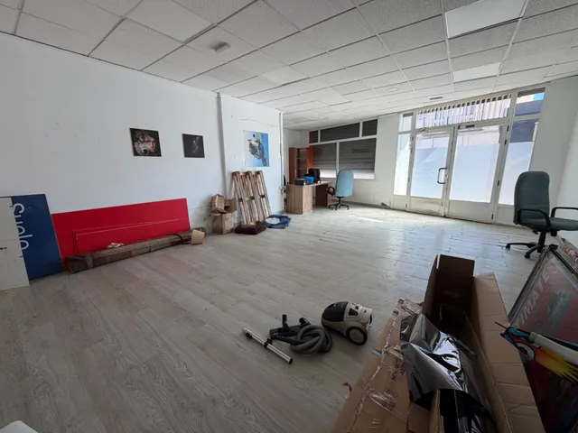 LOCAL COMERCIAL CON VIABILIDAD PARA CAMBIO DE USO A VIVIENDA - foto 3