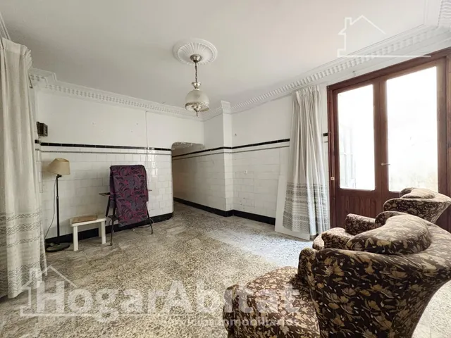 Espaciosa casa con local comercial y garaje en el centro — 13
