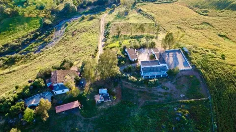 Espectacular finca ecuestre de 32.000 m2 con varias viviendas y piscina en Álora