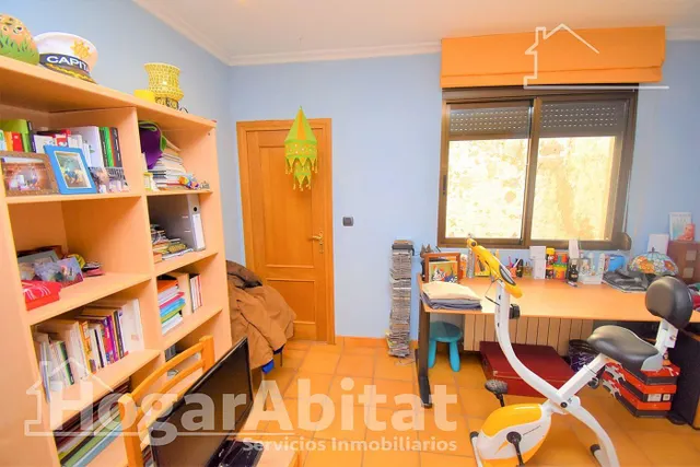 Amplia casa con terraza y balcón — 25