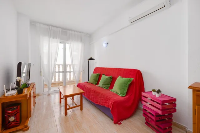 Apartamento de 2 dormitorios con piscina comunitaria en Torrevieja — 9