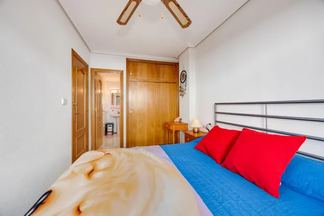Gran piso de 4 dormitorios y dos baños en el corazón de Torrevieja, a menos de 500 metros del mar — 24