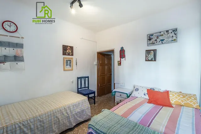 Amplia casa independiente de seis dormitorios a un paso del pantano de los Bermejales — 33