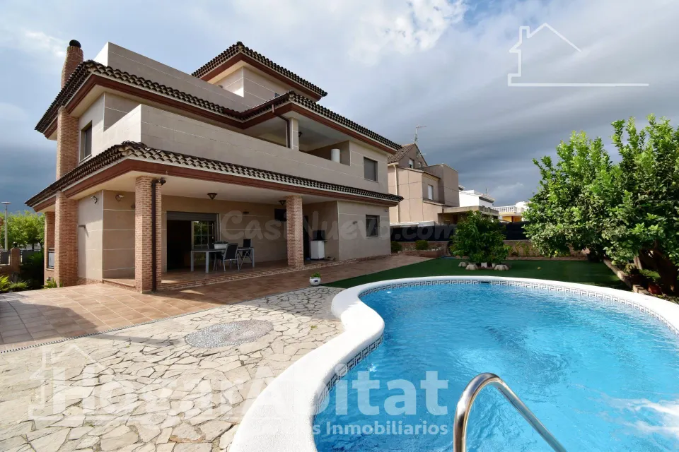 ESPECTACULAR CHALET CON PISCINA, GARAJE, TERRAZA Y ASCENSOR