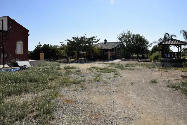Parcela de 80 tahullas con casa de aperos y piscina en Catra - foto 4