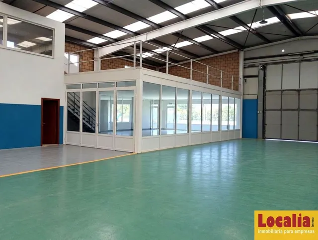 Venta de nave con oficinas y extensa campa, Bezana — 7