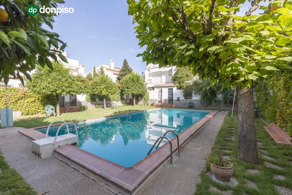 Exclusiva vivienda con piscina en la zona del Serrallo con piscina comunitaria