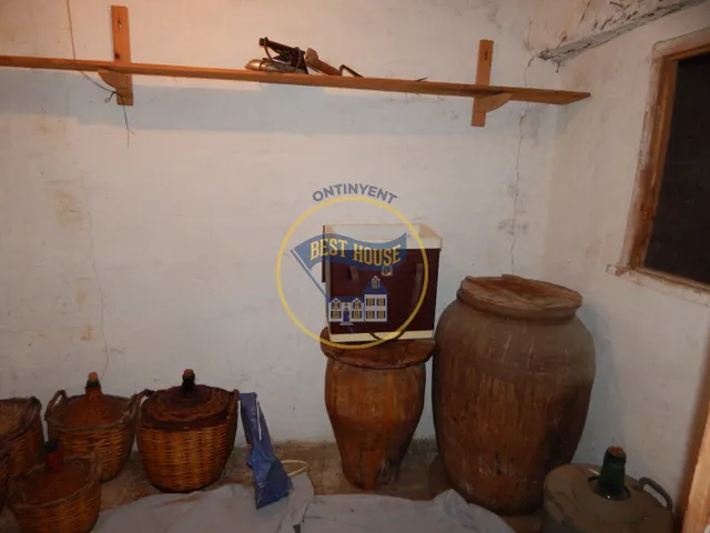 OPORTUNIDAD, AMPLIA CASA PARA REFORMAR EN AGULLENT — 17