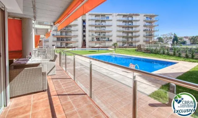 Apartamento moderno en planta baja con terraza y piscina en  - foto 2