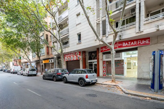 Local comercial diáfano en Pere Garau Palma con escaparate — 2