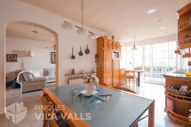 Casa con garaje para 5 coches, 2 terrazas y amplios espacios - foto 3