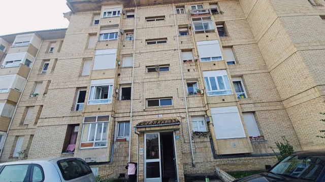 Tu hogar empieza aquí: 2 habitaciones y parking en Torrelavega — 10