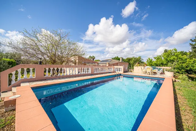 Finca rústica con gran terreno, dos viviendas y piscina en S