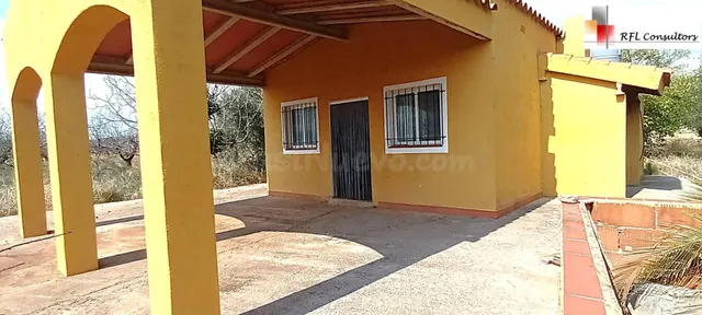 GRAN PARCELA CON VIVIENDA CERCA DEL MAR