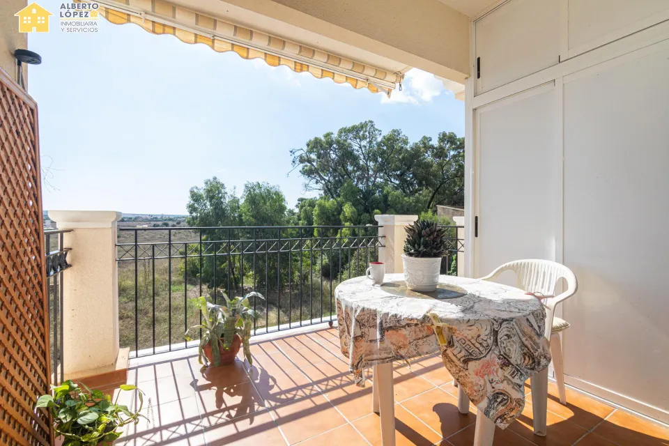 Vivienda con terraza , vistas despejadas, privacidad y orientación a medio día