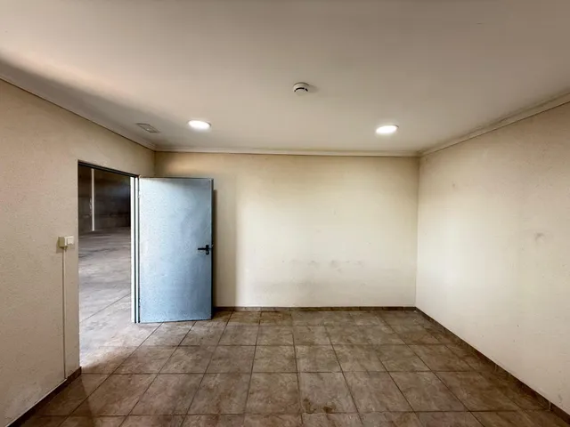 Nave Industrial en Alquiler de 330 m2 + 210 m2 de Patio | 540 m2 de Parcela — 17