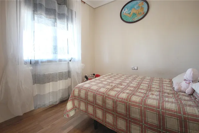 AMPLIO CHALET INDEPENDIENTE EN VENTA EN SIERRA PERENCHIZA — 28