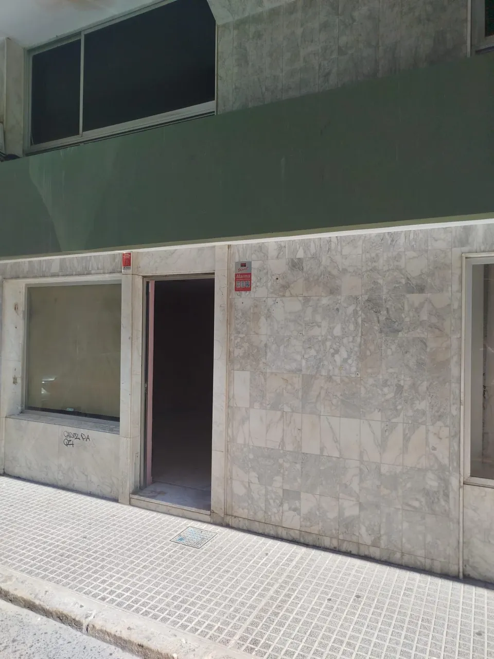 Se alquila local ideal para consulta u oficinas  entre el Hospital Puerta Del Mar y Paseo Maritimo.