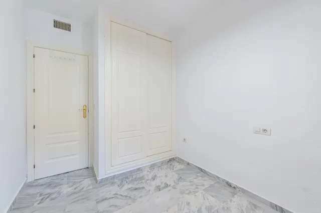 Piso reformado con gran terraza al sur, vistas verdes, garaje y piscina en Benalmádena Pueblo — 24