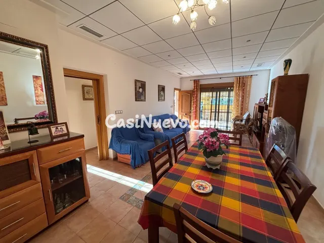 Chalet adosado reformado a solo 275m del mar en Punta Prima - foto 4