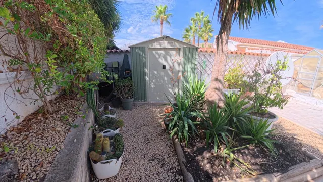 Chalet independiente de 4 habitaciones con piscina divida en dos plantas individuales — 40
