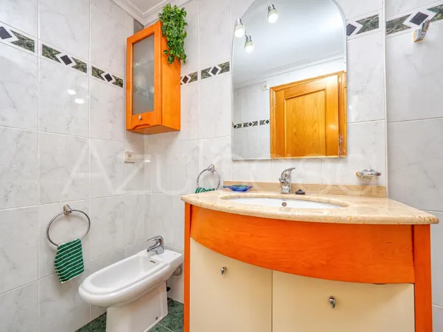 Piso en venta de 4 dormitorios y 2 baños completos con garaje Junto al Mercado Central de Alicante — 27