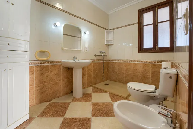 ¡¡ESPECTACULAR!! Adosada de esquina de 223 m2 con patio, terraza y garaje — 20